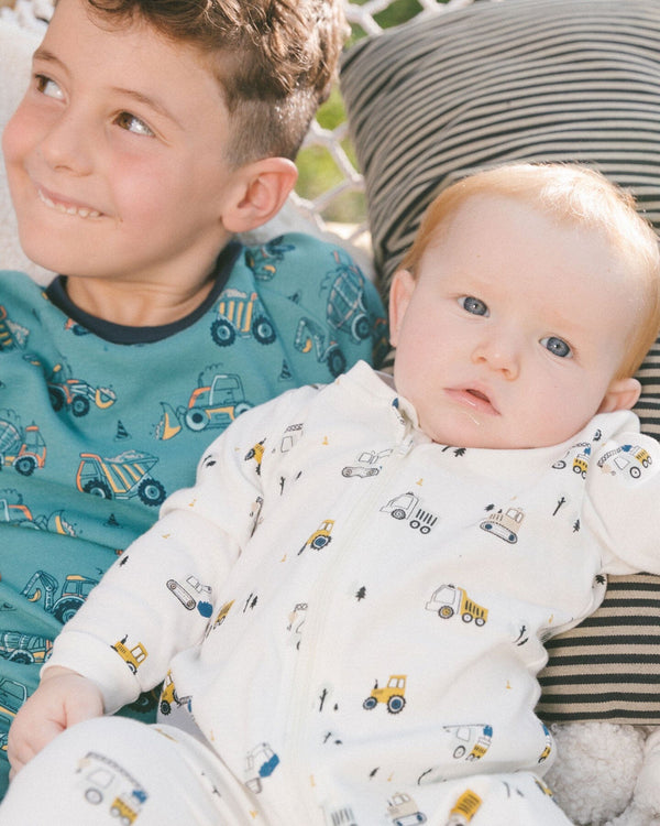 Printed Organic Cotton One-Piece Pajama Off-White And Multi Truck Pajamas Deux par Deux