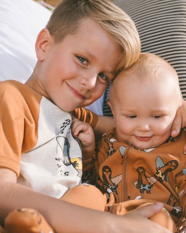 Organic Cotton Two-Piece Short Pajama Set Sloths On Tan And Mottled Background Pajamas Deux par Deux