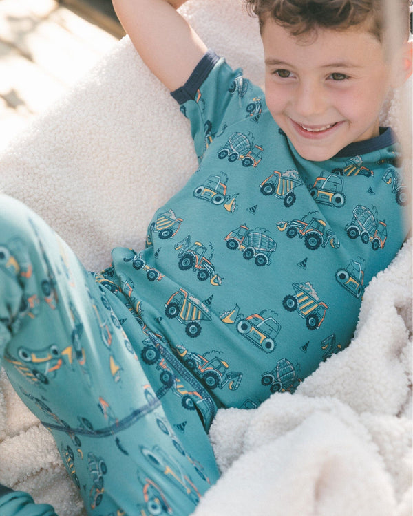 Organic Cotton Two-Piece Short Sleeve Top And Pant Pajama Set Teal With Yellow Truck Pajamas Deux par Deux