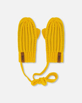 Mitaines en tricot avec cordon jaune