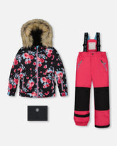 Habit de neige 2-pièces noire imprimé de roses et pantalon rose fuschia