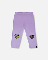 Capri en jersey de coton biologique mauve avec appliqués de cœurs sérigraphiés aux genoux