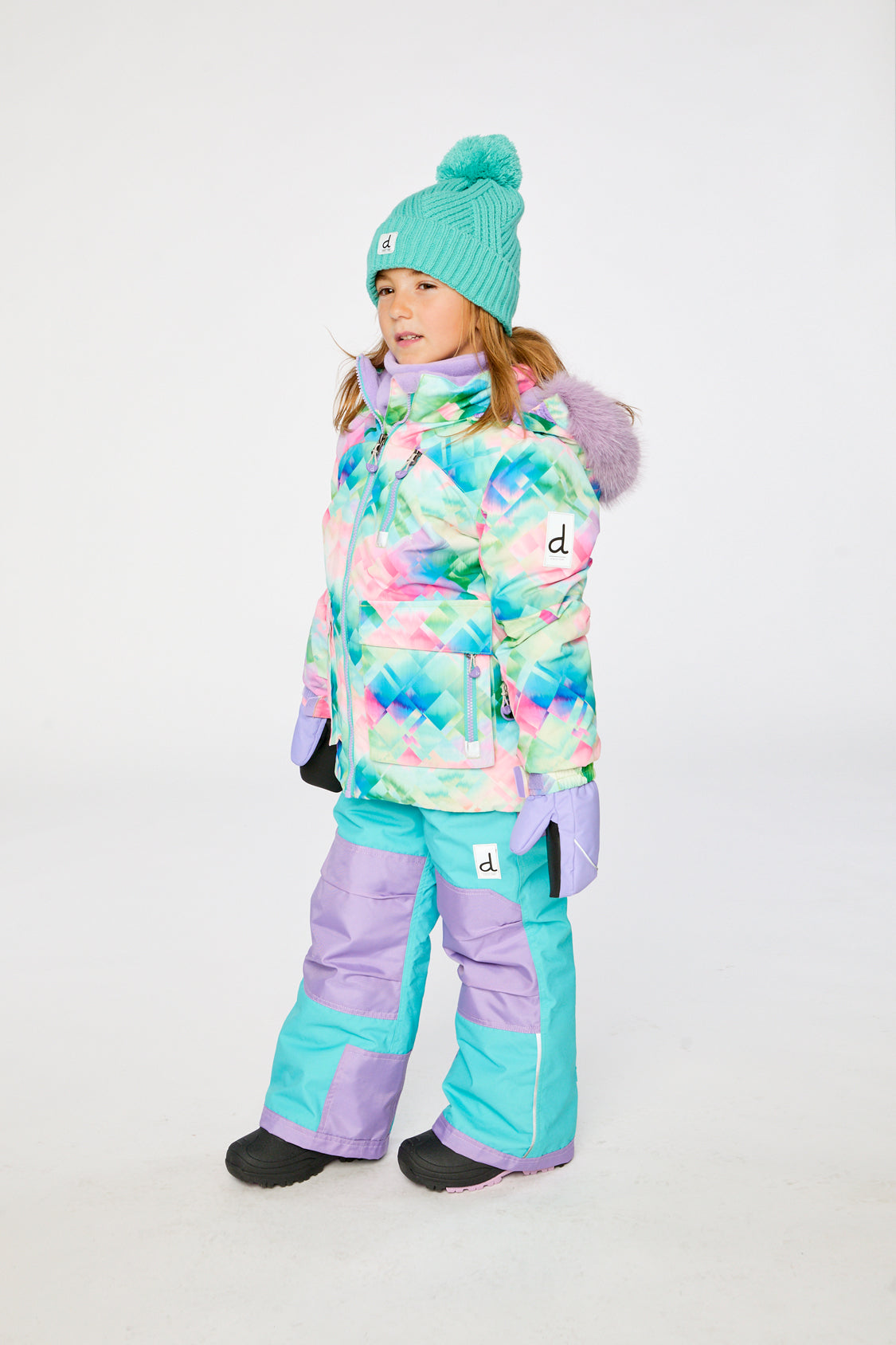 Zweiteiliger Spiel-Schneeanzug in mehreren Farben mit Rautenmuster, türkisfarbener Jacke und violetten Hosen
