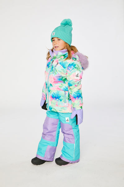 Zweiteiliger Spiel-Schneeanzug in mehreren Farben mit Rautenmuster, türkisfarbener Jacke und violetten Hosen