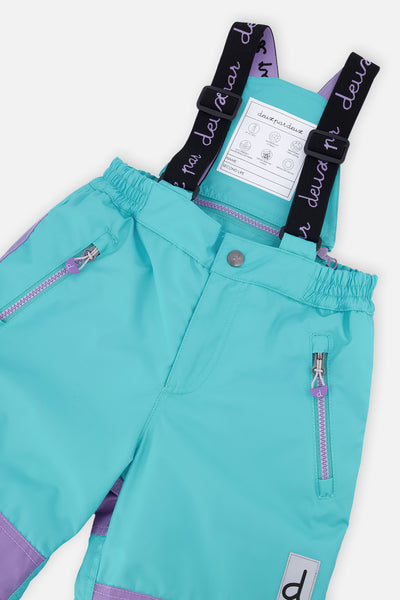 Zweiteiliger Spiel-Schneeanzug in mehreren Farben mit Rautenmuster, türkisfarbener Jacke und violetten Hosen