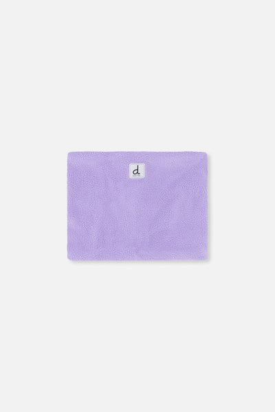 Zweiteiliger Spiel-Schneeanzug in mehreren Farben mit Rautenmuster, türkisfarbener Jacke und violetten Hosen