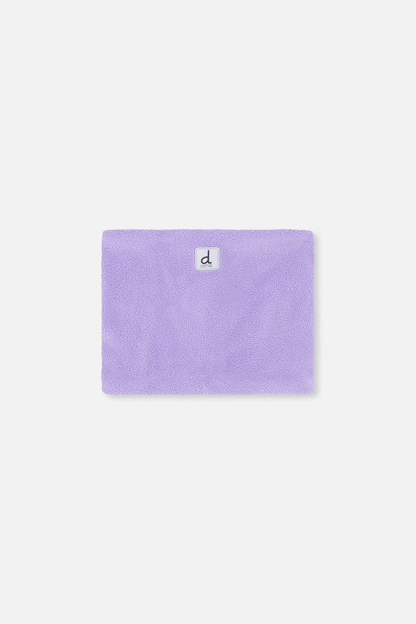 Zweiteiliger Spiel-Schneeanzug in mehreren Farben mit Rautenmuster, türkisfarbener Jacke und violetten Hosen