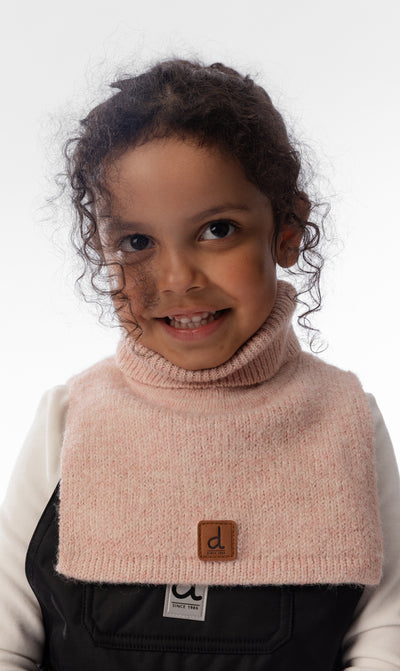 Cache-cou roulé en tricot vieux rose pâle
