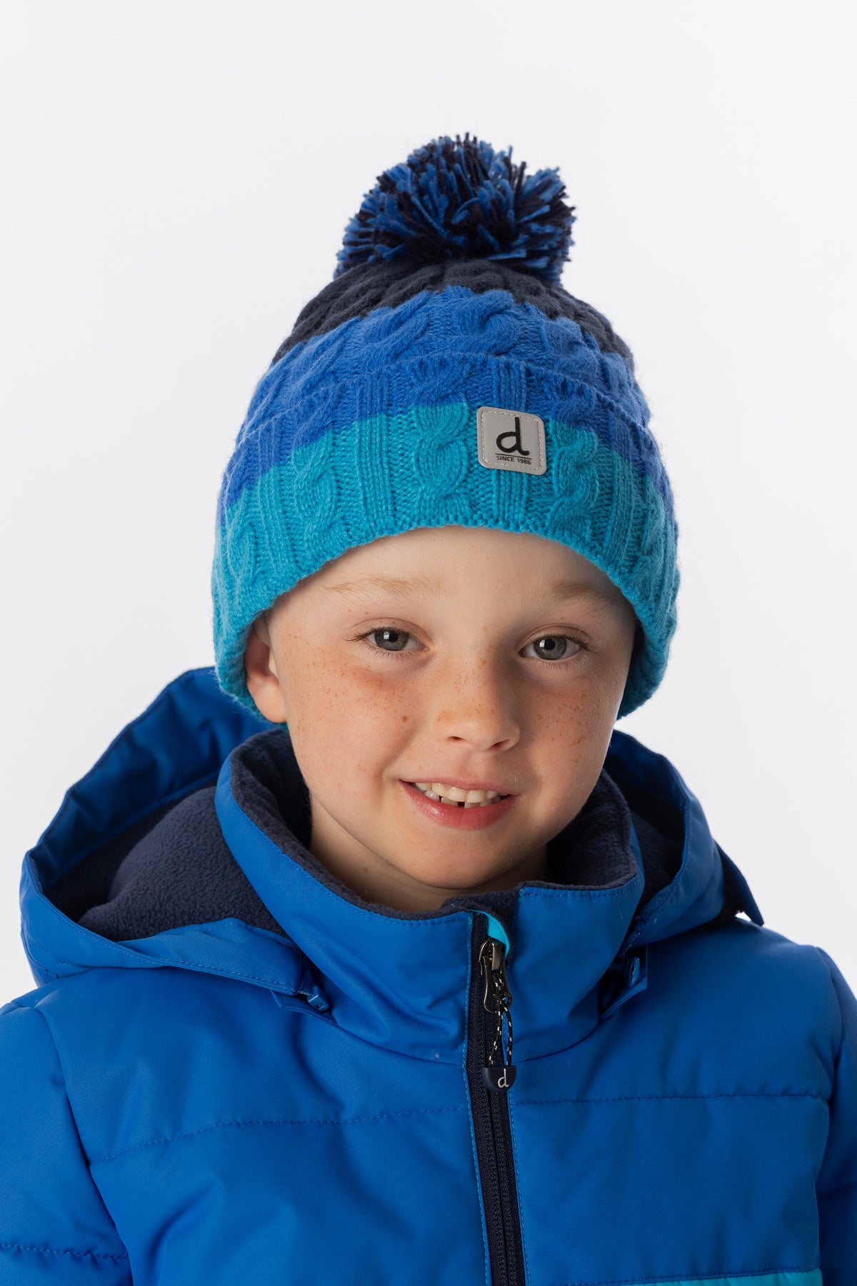 Bonnet d'hiver en tricot avec pompom bleu foncé