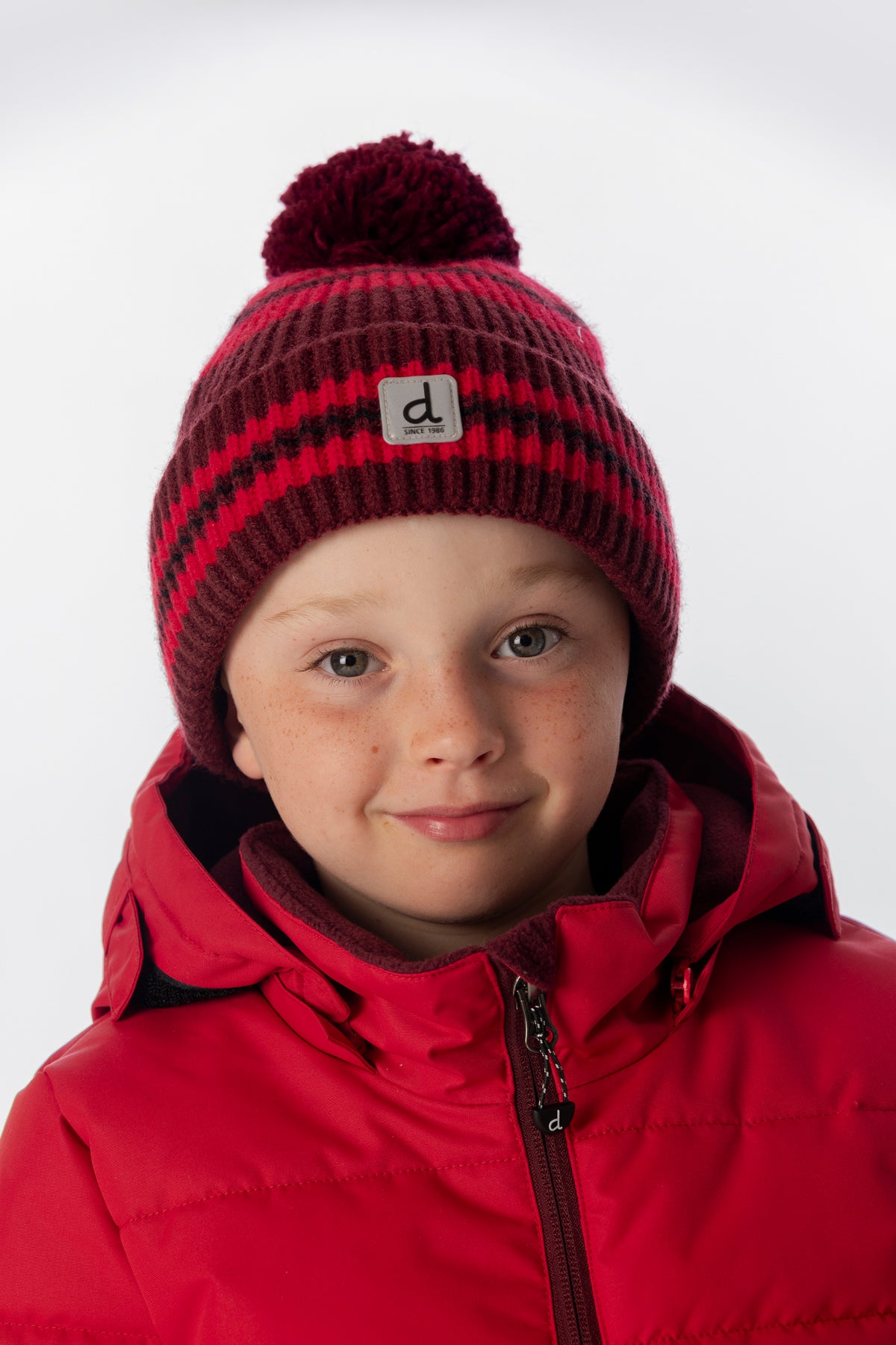 Bonnet d'hiver en tricot avec pompom bordeaux