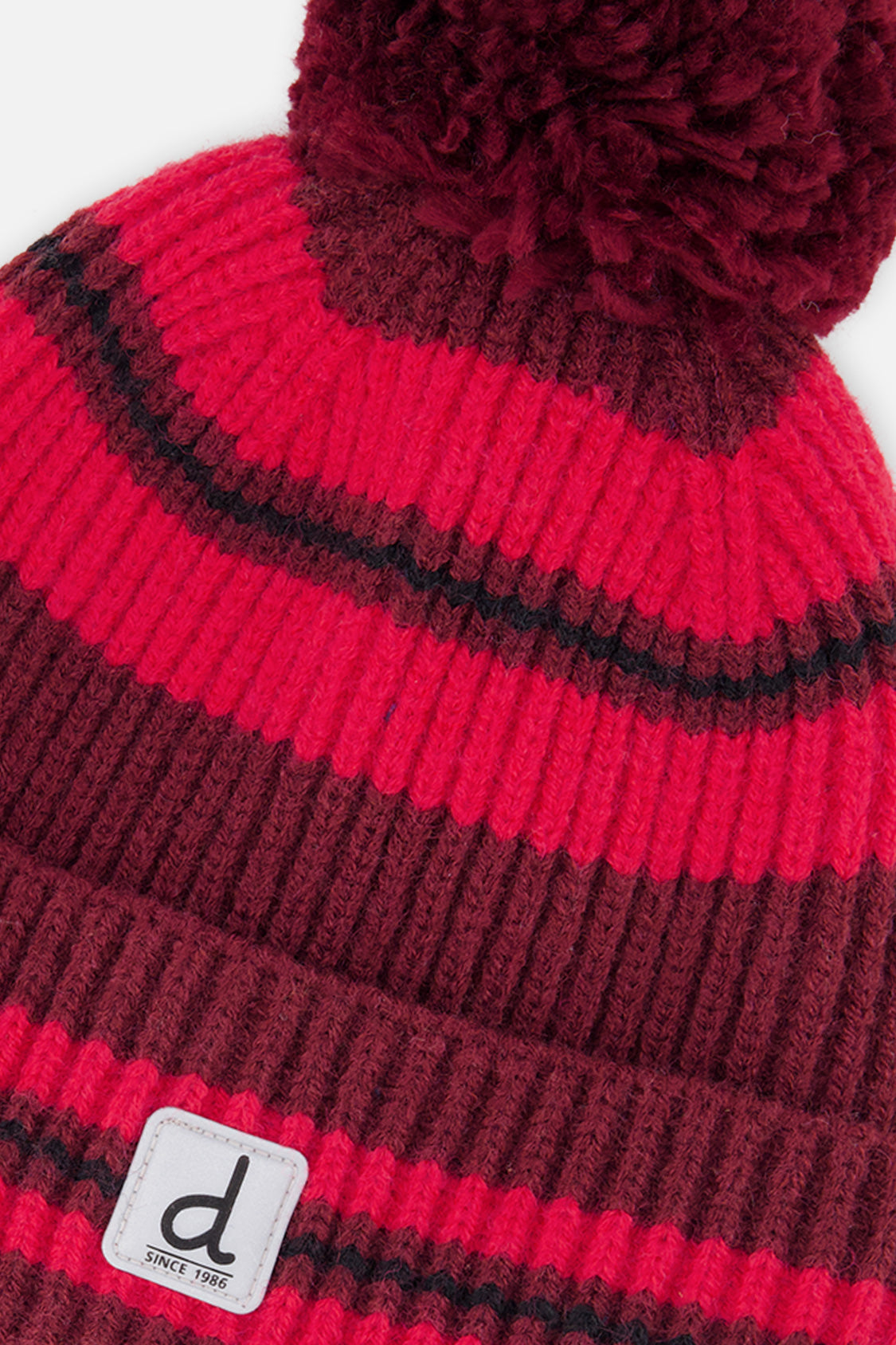 Bonnet d'hiver en tricot avec pompom bordeaux