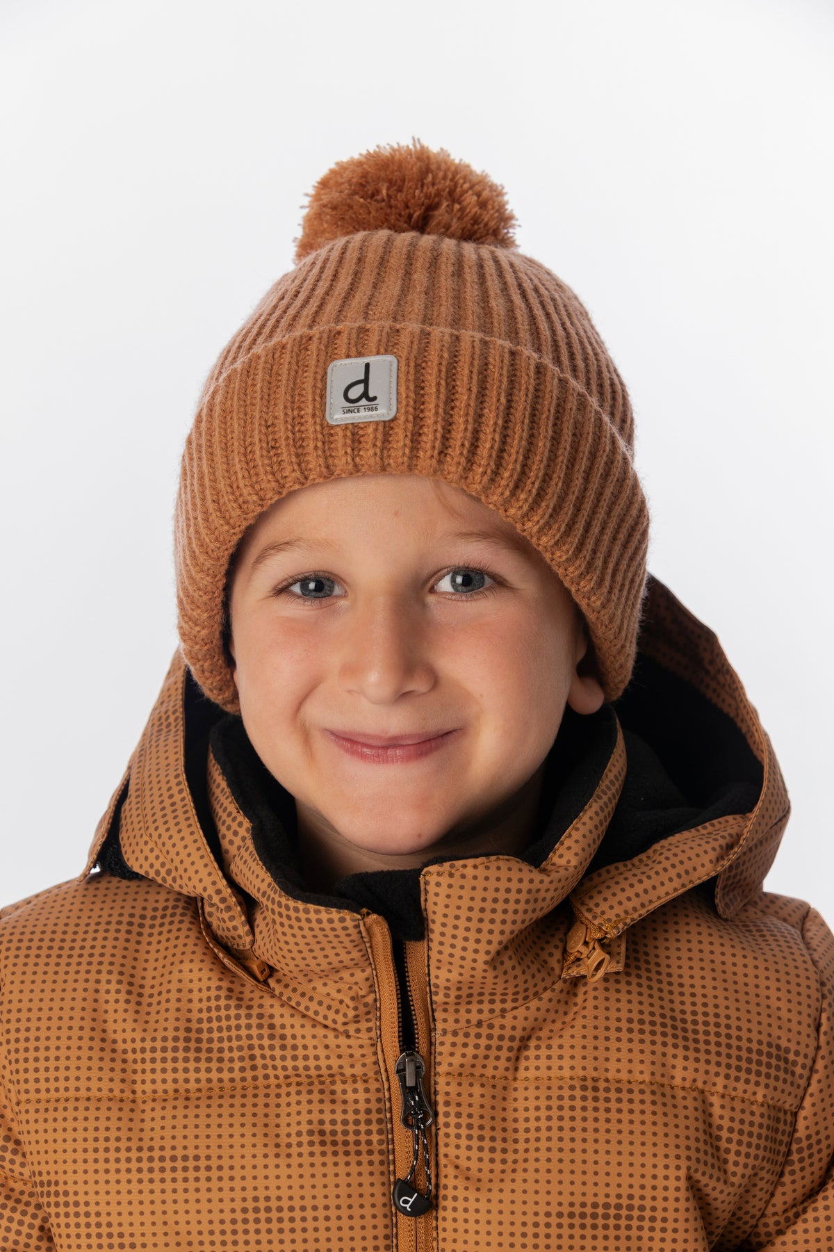 Bonnet d'hiver en tricot avec pompom brun