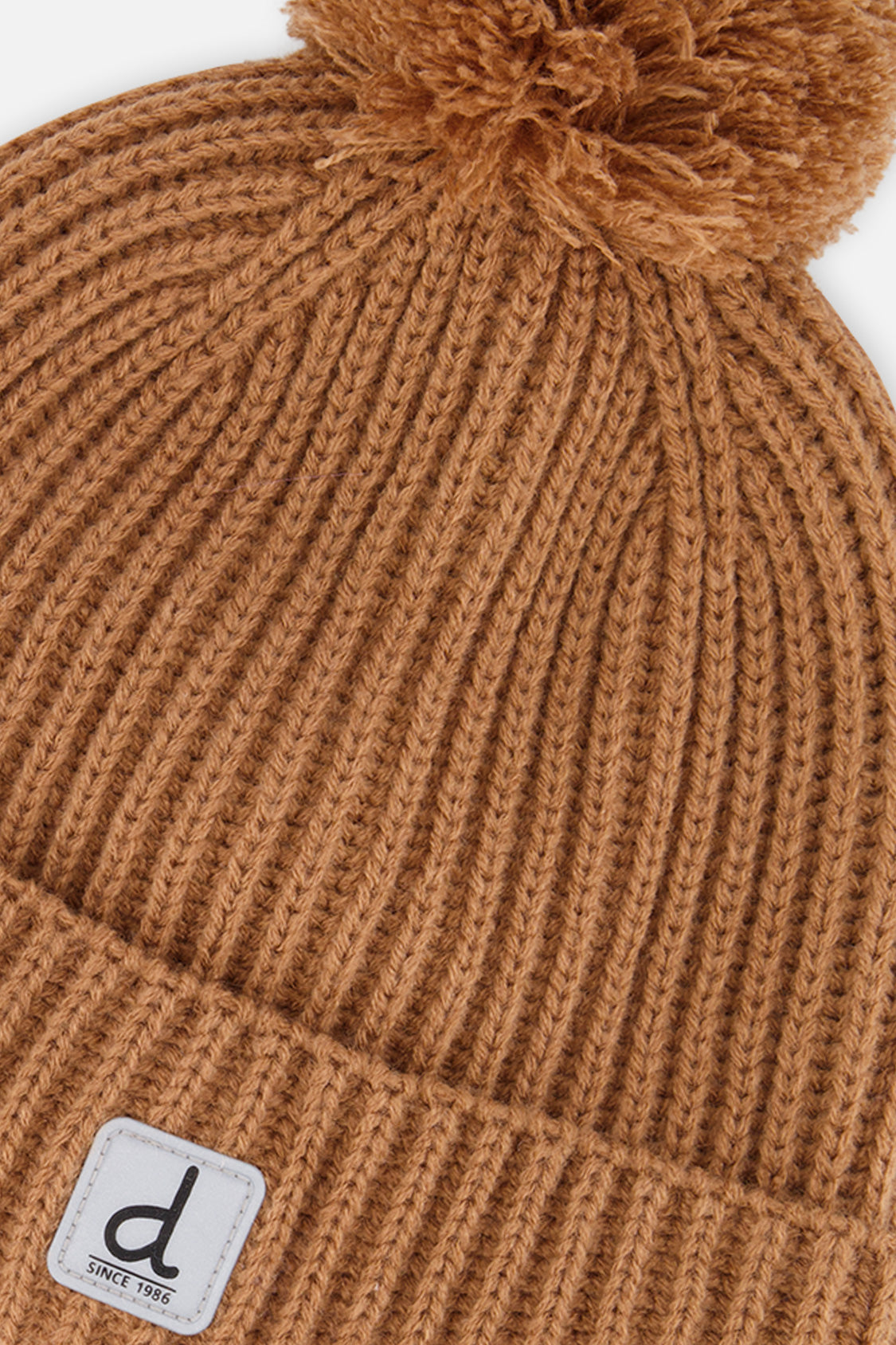 Bonnet d'hiver en tricot avec pompom brun