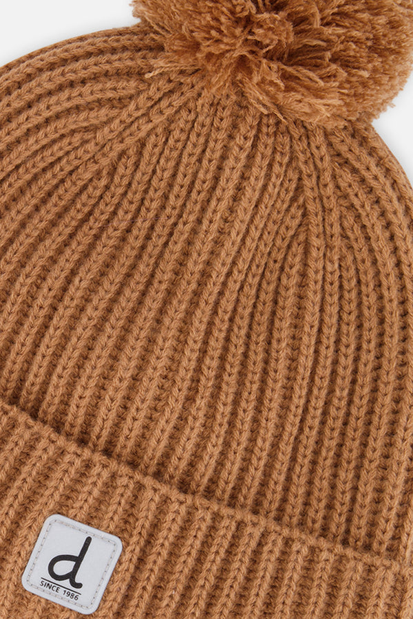 Bonnet d'hiver en tricot avec pompom brun