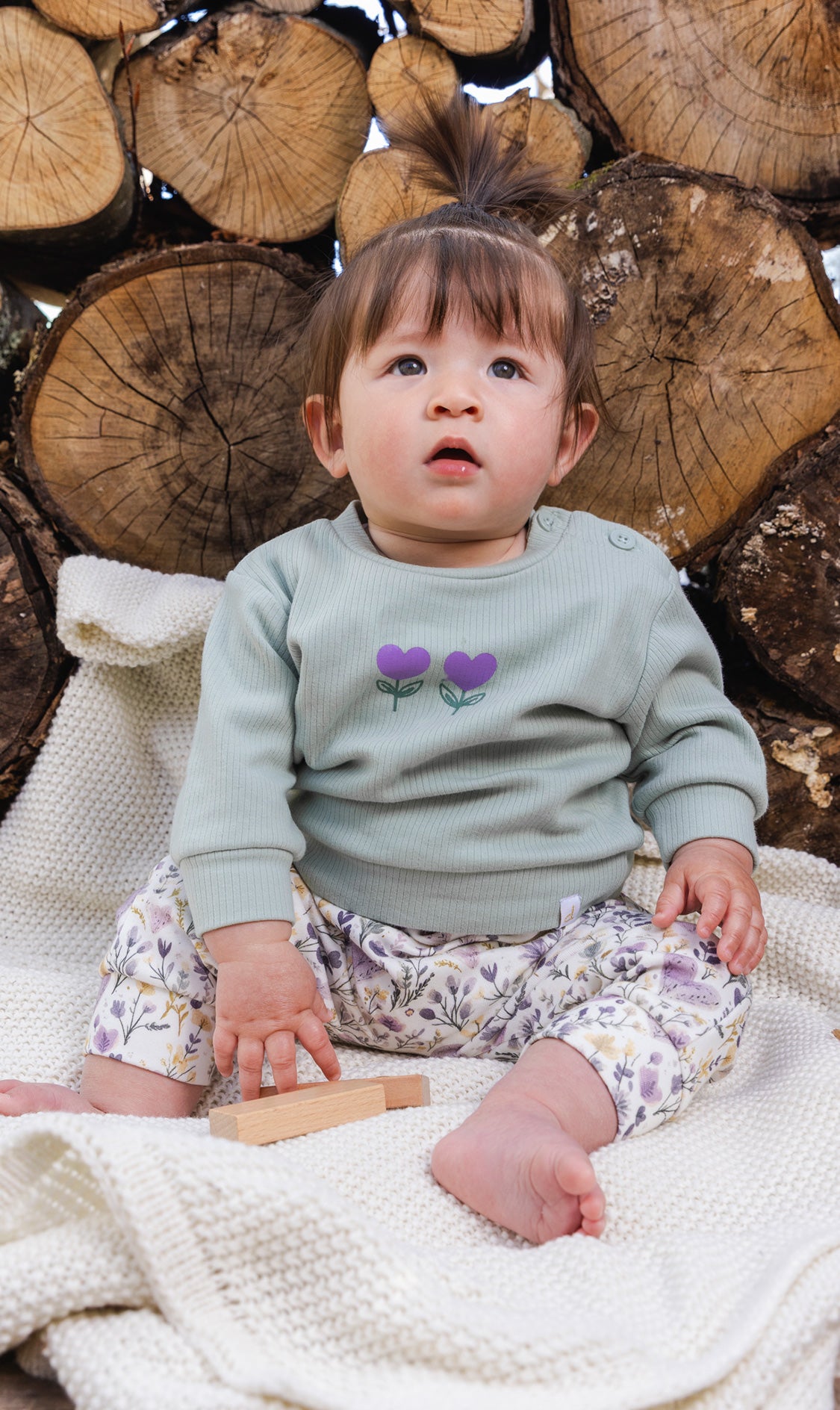 Set aus Bio-Baumwollhose und -oberteil in Grün und Beige mit Herzprint