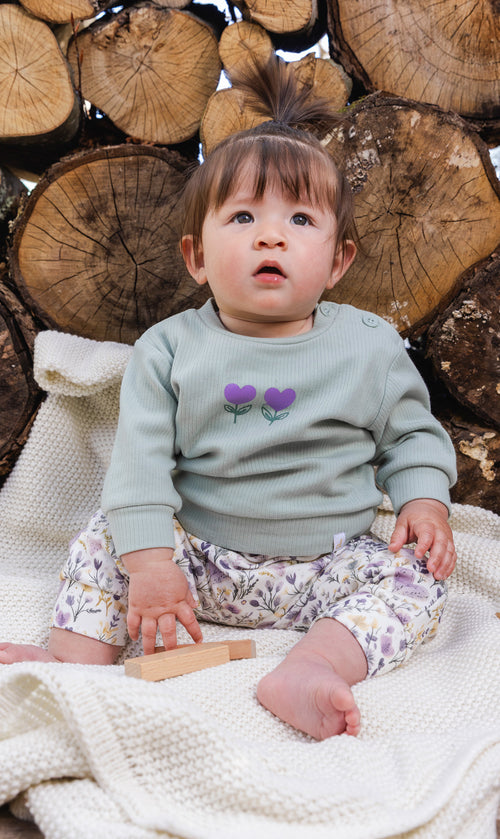 Set aus Bio-Baumwollhose und -oberteil in Grün und Beige mit Herzprint