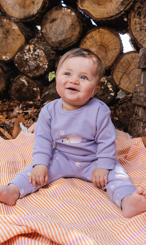 Set aus Oberteil und Hose aus Bio-Baumwolle in Violett