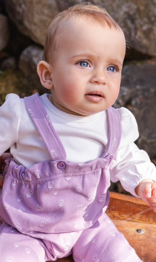 Bio-Baumwoll-Set aus Body und Latzhose mit violettem Blumenprint