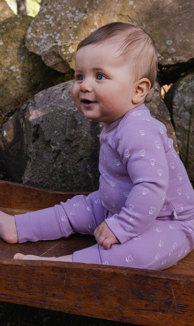 Mitwachsende Hose aus Bio-Baumwolle mit lila Blumenprint