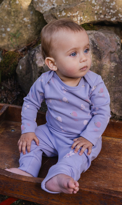 Bio-Babybody mit lila Igel-Print