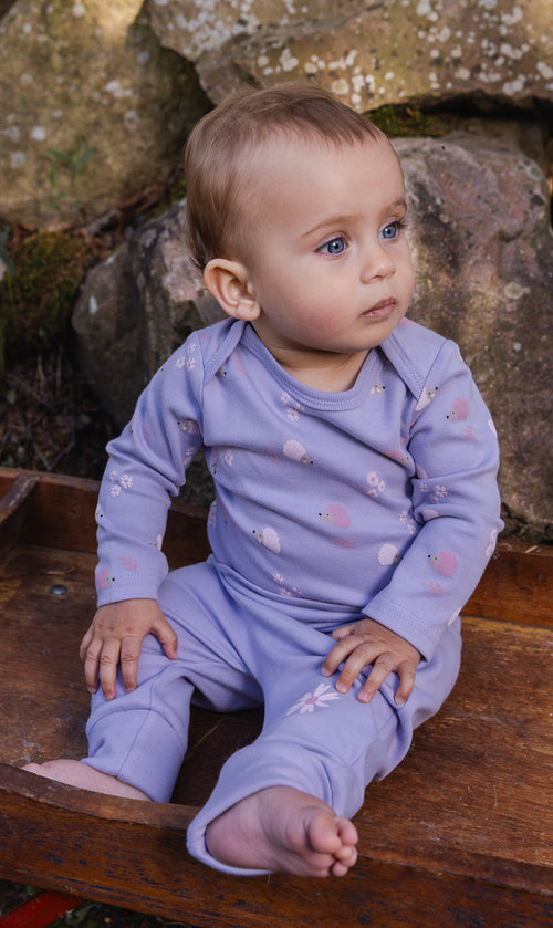 Bio-Babybody mit lila Igel-Print