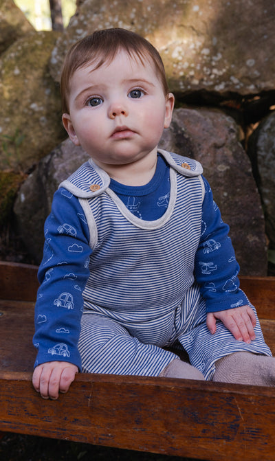 Set aus Bio-Baumwollbody und Latzhose mit blauem Verkehrsmotiv