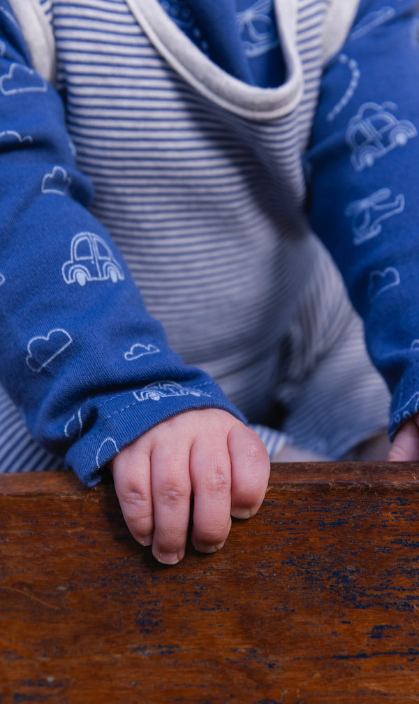 Set aus Bio-Baumwollbody und Latzhose mit blauem Verkehrsmotiv