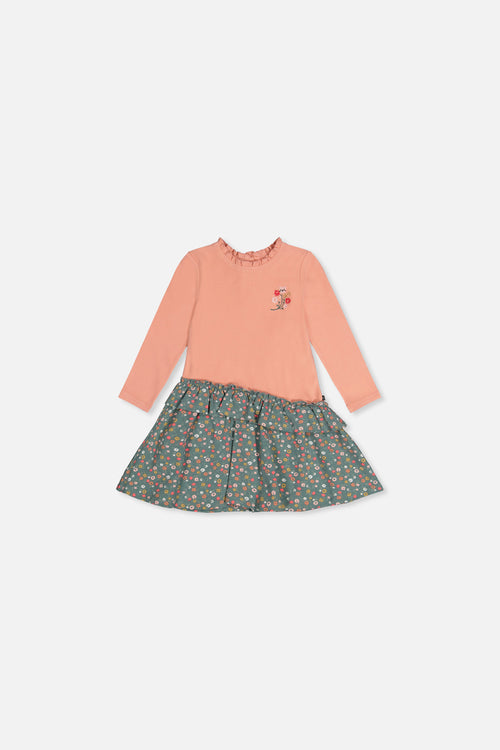 Baby-Kleid aus zwei Materialien in Blassrosa mit grünem Blumenmuster