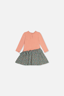 Baby-Kleid aus zwei Materialien in Blassrosa mit grünem Blumenmuster
