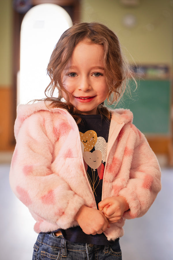 Veste zippée avec capuchon en fausse fourrure rose imprimé cœurs