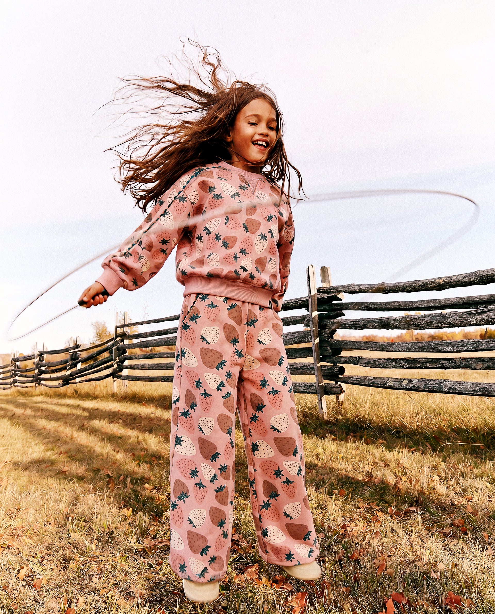 Sweater en molleton rose imprimé fraises