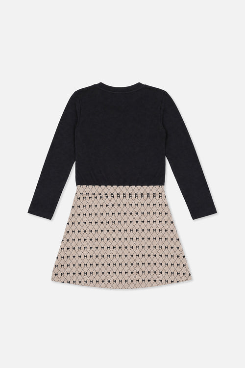 Kleid aus zwei Materialien mit schwarzem und beigefarbenem Fliege-Muster