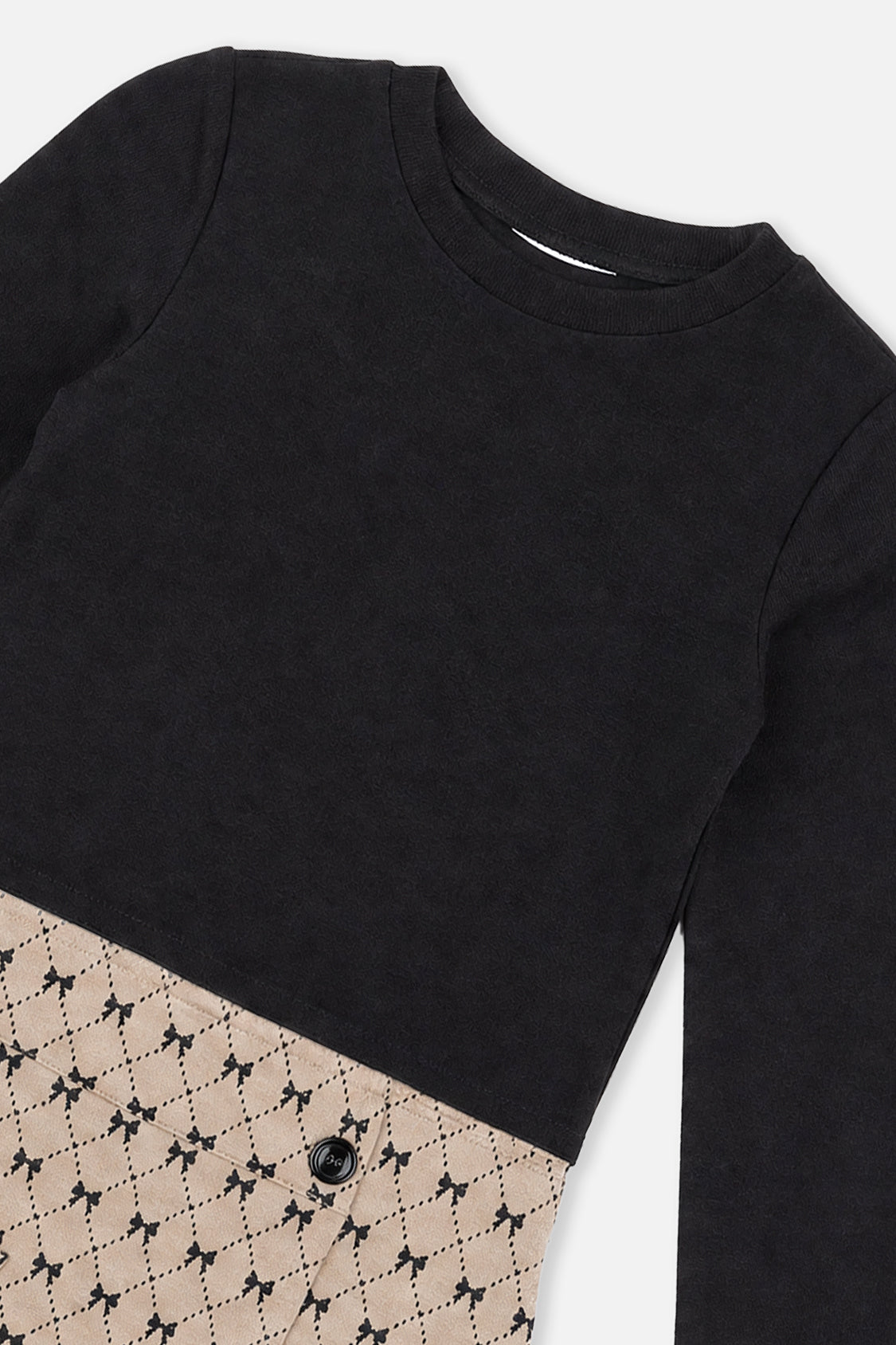Kleid aus zwei Materialien mit schwarzem und beigefarbenem Fliege-Muster