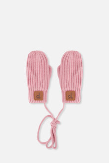 Baby-Strickfäustlinge mit Schnur in blassem staubigem Rosa