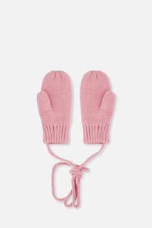 Baby-Strickfäustlinge mit Schnur in blassem staubigem Rosa