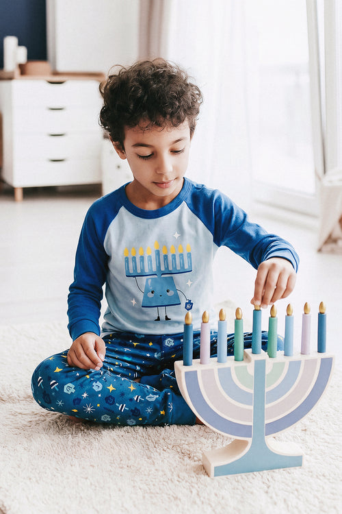 Zweiteiliger Pyjama aus Bio-Baumwolle mit blauem Chanukka-Muster